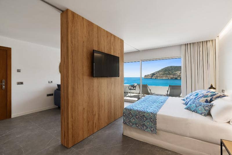 Cabau Bahia Camp de Mar Suites - Main View