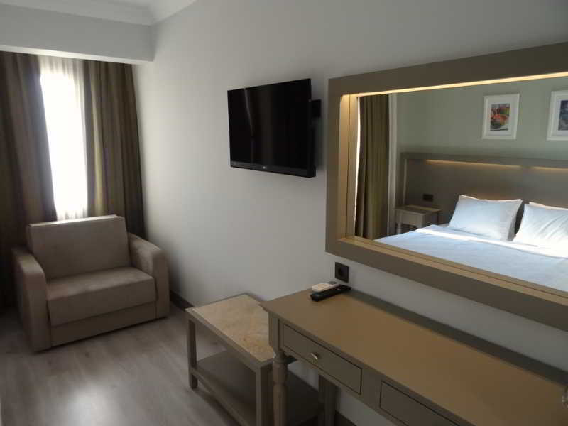 Hotel Pine Valley - Main View