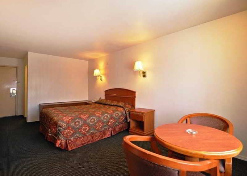 Orange Tustin Inn - Main View