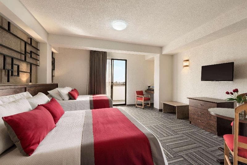 Ramada Plaza By Wyndham Leon image 2