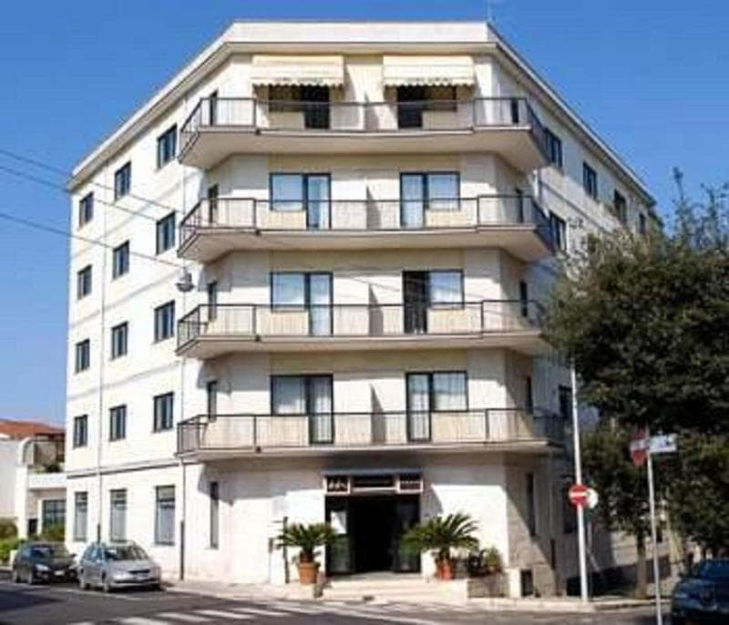 Astoria Hotel image 2