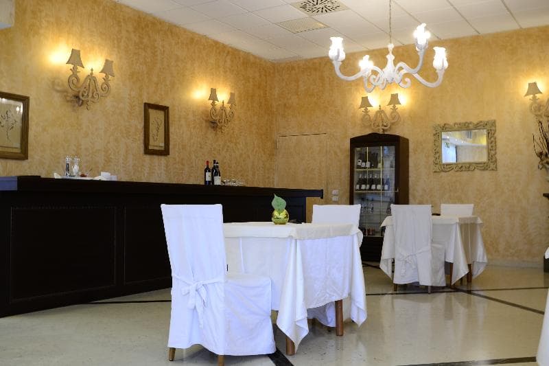 Phi Hotel Emilia image 1