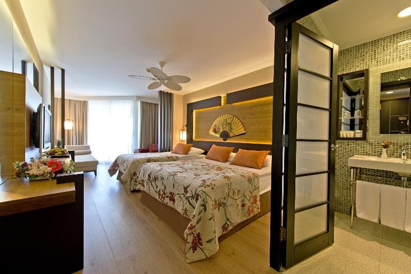 Limak Lara De Luxe Hotel & Resort image 2