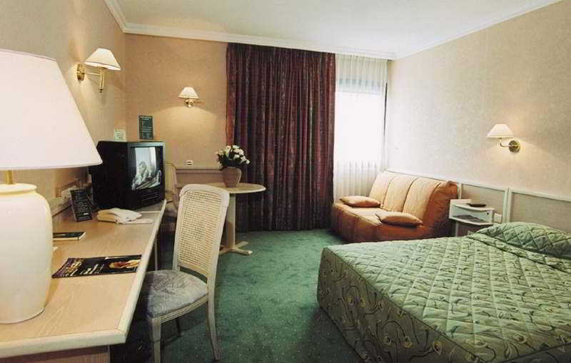 Logis Hôtel Lyon Est - Porte de l'Ain Rest. le Rel image 1