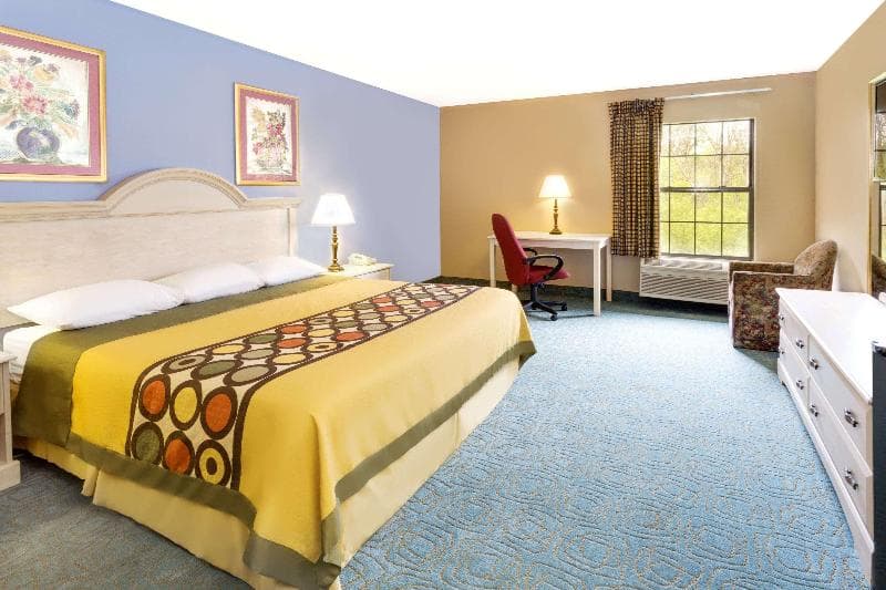 Super 8 by Wyndham Freeport image 2
