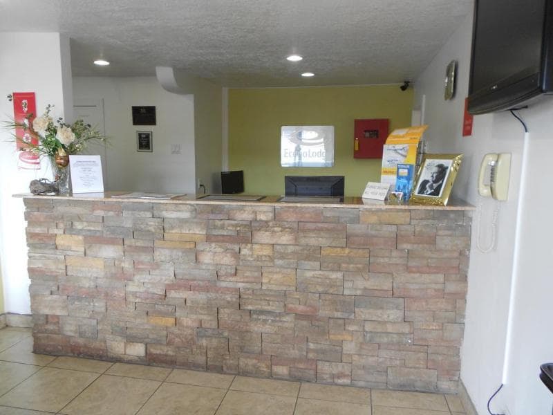Econo Lodge East Suburbs image 1