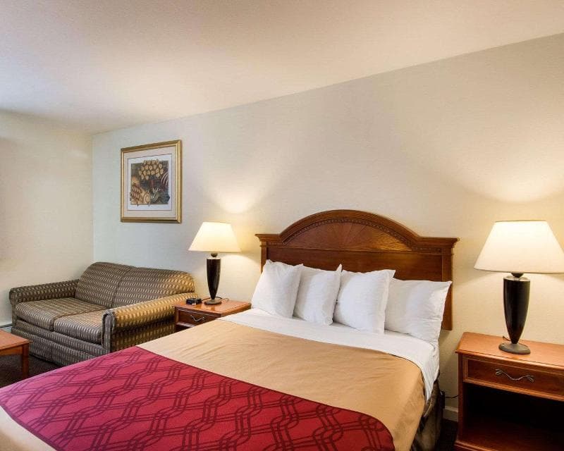 Econo Lodge Inn & Suites West of Boston image 1