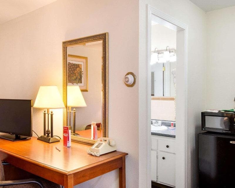 Econo Lodge Inn & Suites West of Boston image 2