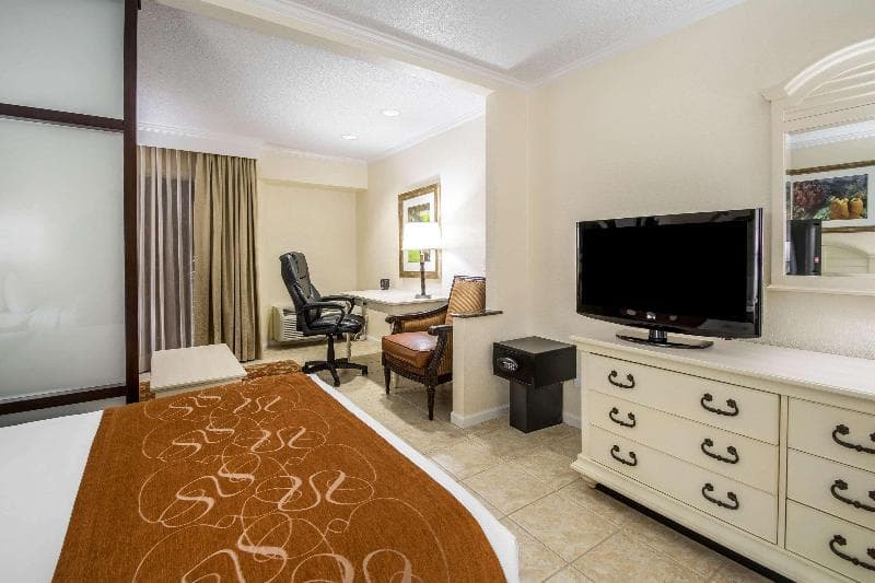 Comfort Suites Paradise Island image 1