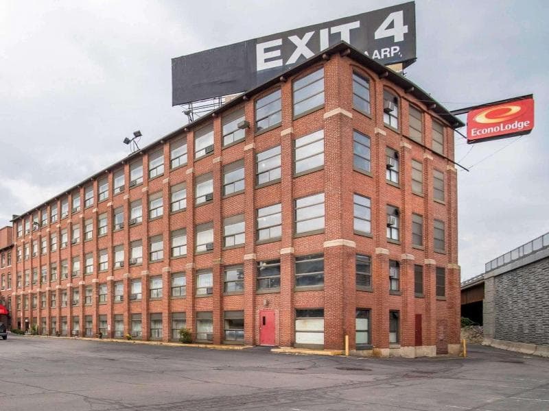 Econo Lodge Manchester image 1