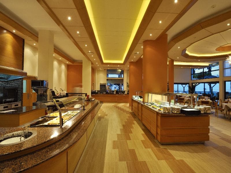 Constantinou Bros Pioneer Beach Hotel image 1