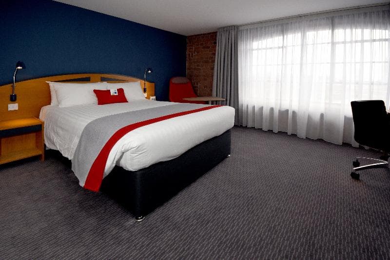Holiday Inn Express Liverpool - Royal Albert Dock image 2