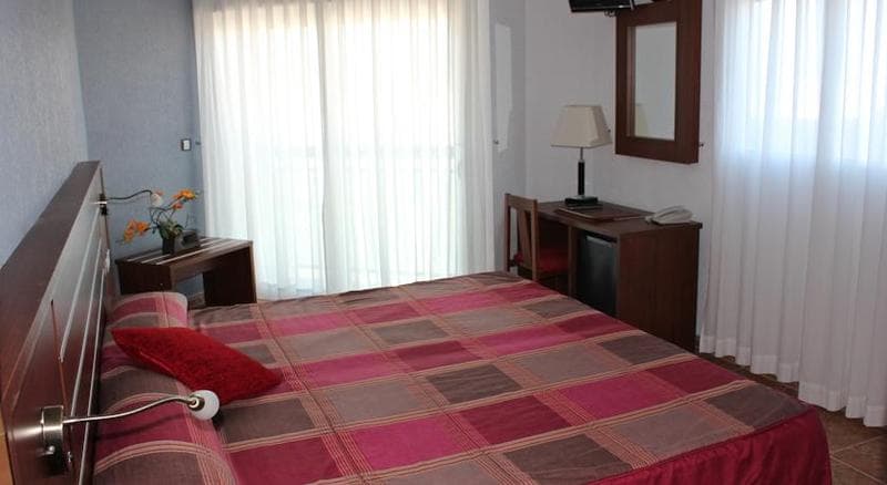 La Familia Gallo Rojo image 1