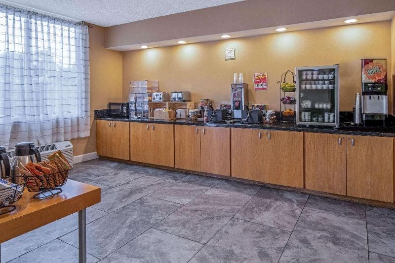 La Quinta Inn & Suites Naples Downtown image 1