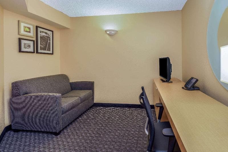 La Quinta Inn & Suites Naples Downtown image 2
