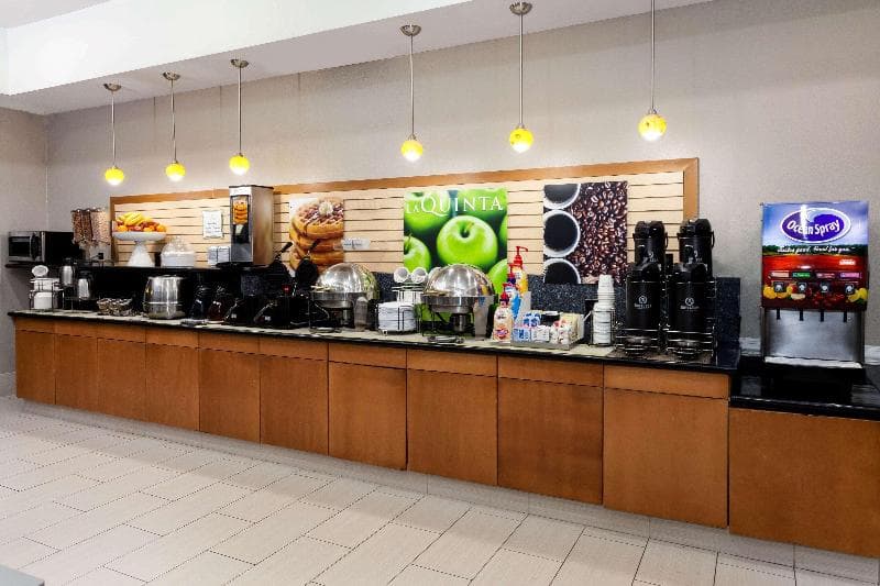 La Quinta Inn & Suites by Wyndham Laredo Airport image 1