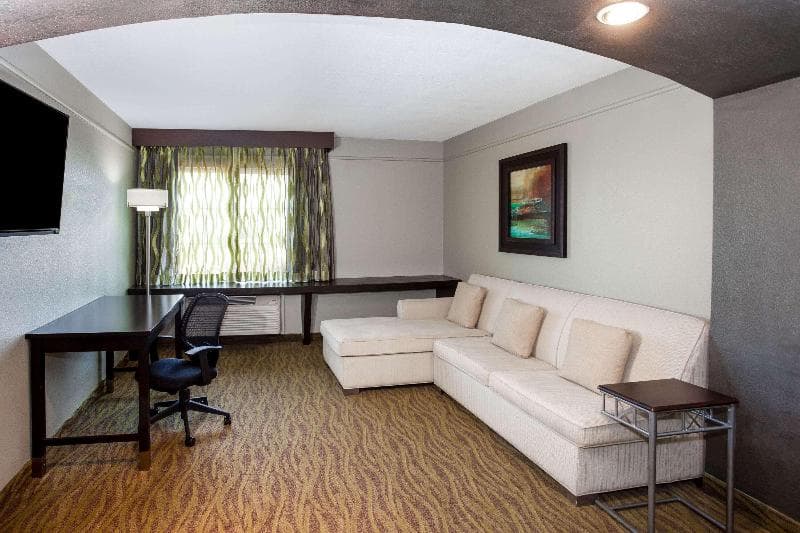 La Quinta Inn & Suites by Wyndham Laredo Airport image 2