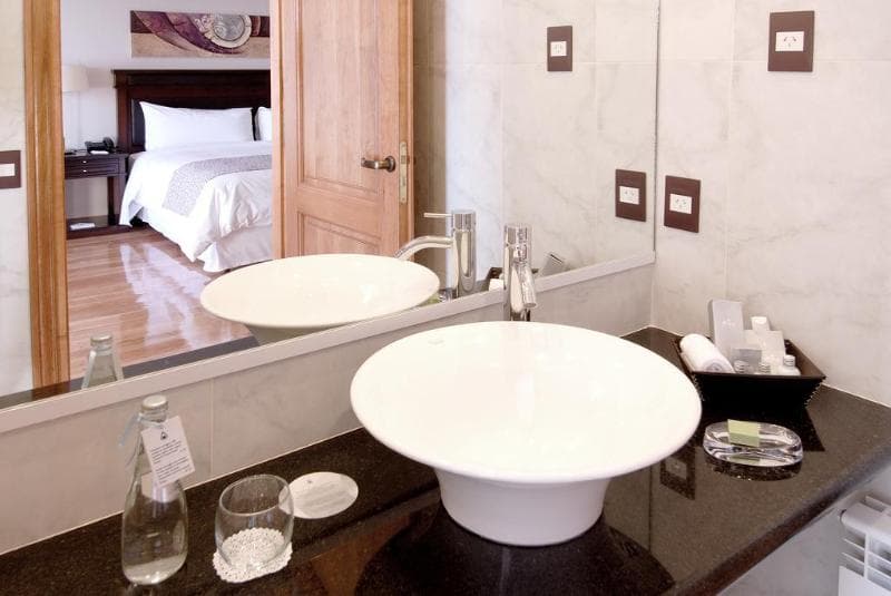 Alma del Lago Suites & Spa image 2