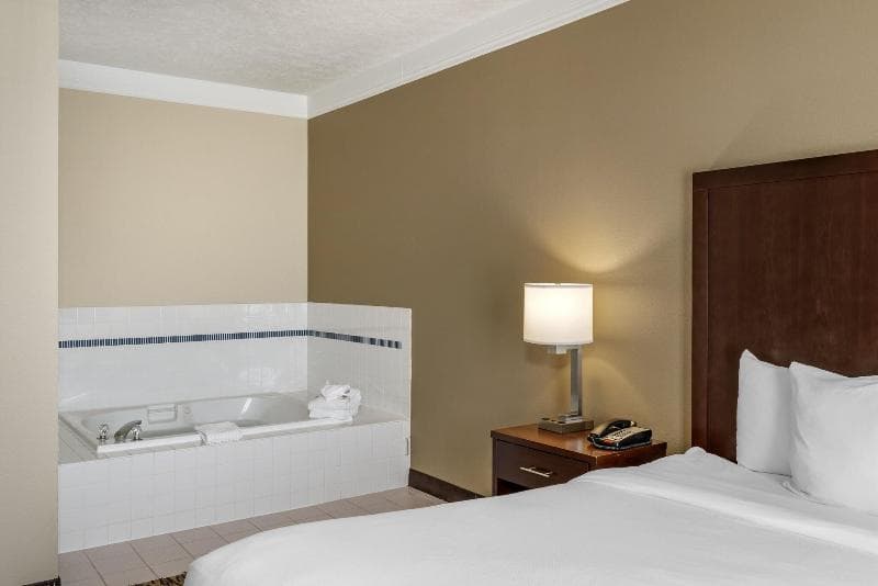 Comfort Suites Salem image 2