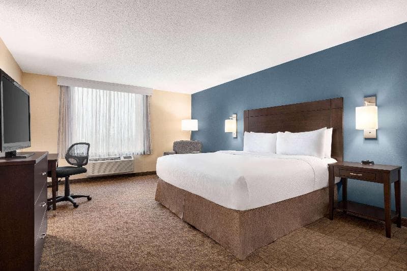 Wyndham Garden Niagara Falls Fallsview image 2