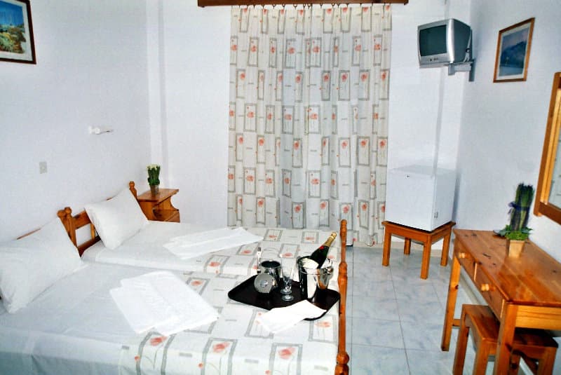 Prassino Nissi image 1
