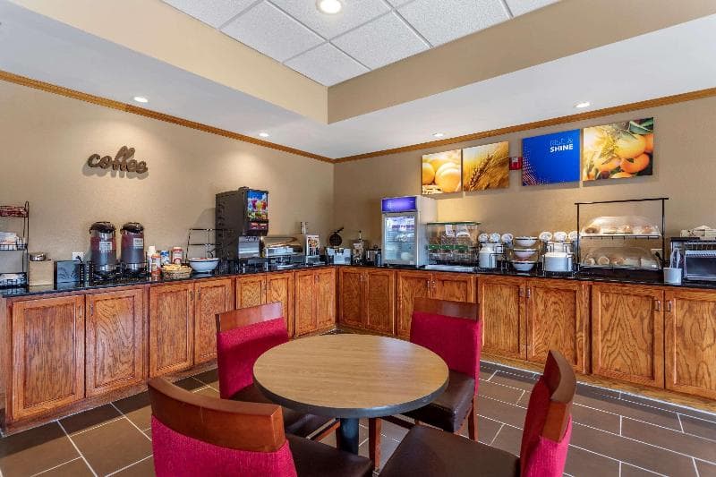 Comfort Inn & Suites image 1