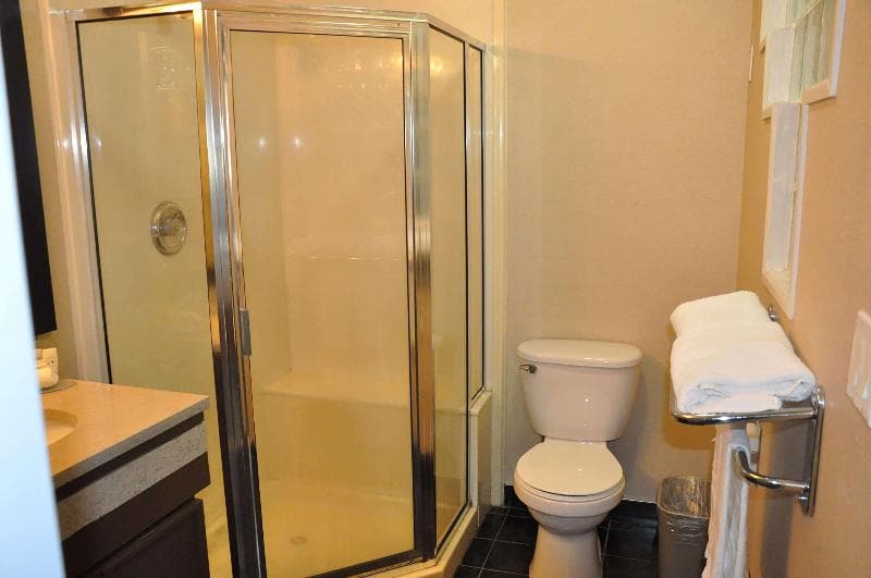 Ramada By Wyndham Abbotsford image 2