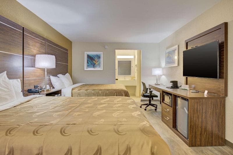 Quality Inn & Suites Suffolk Area image 1