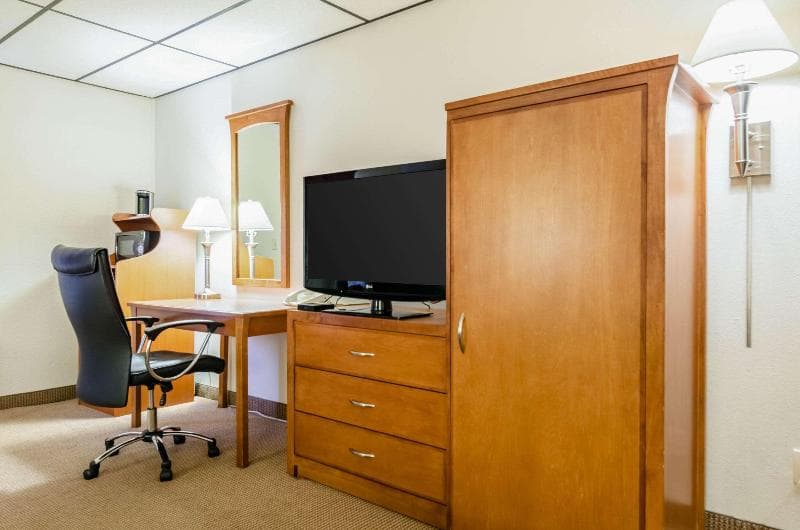 Quality Inn & Suites Salina image 2