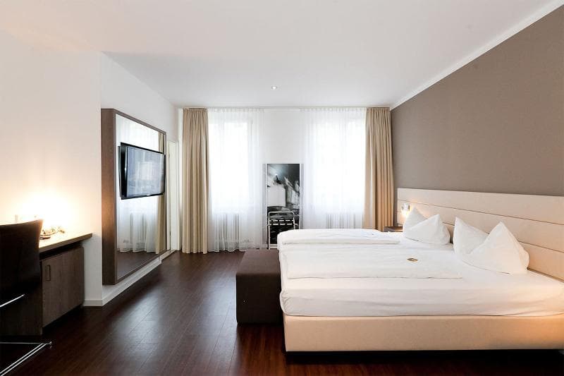 Manhattan Hotel image 1