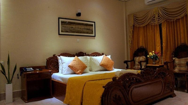 Royal Hotel image 2