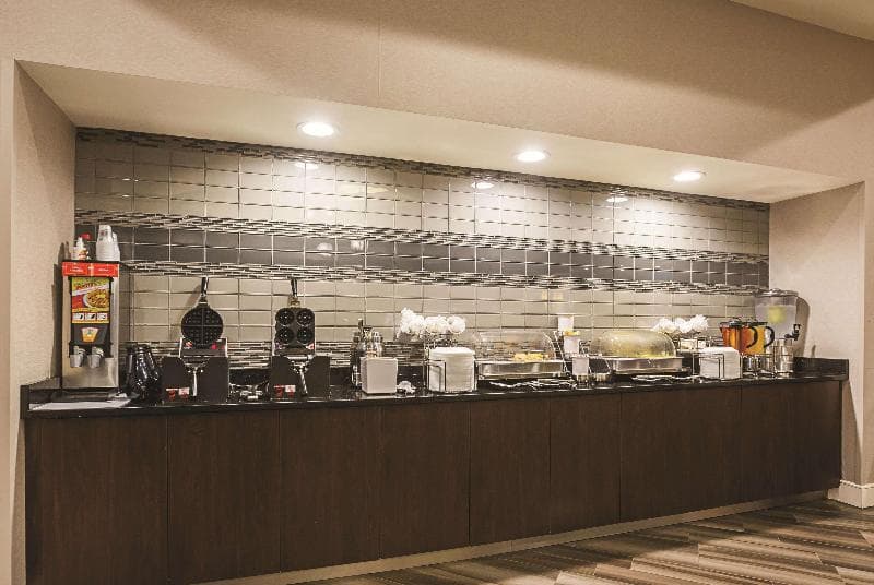 La Quinta Inn & Suites Atlanta Alpharetta image 2