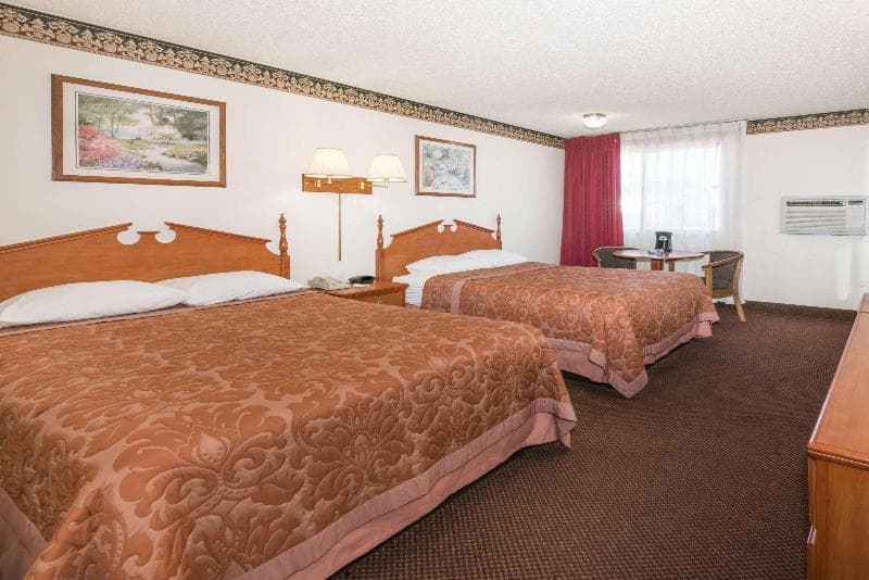 Super 8 by Wyndham Laramie image 2