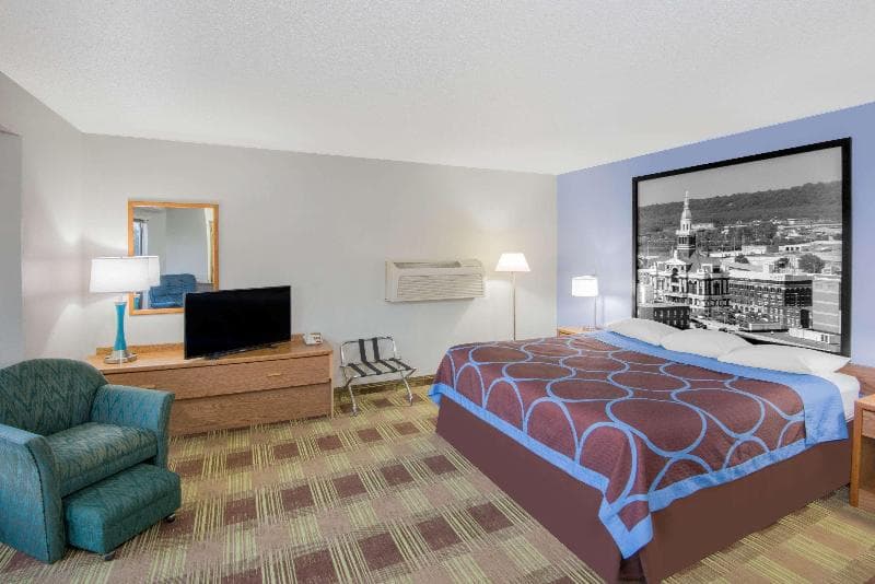Super 8 By Wyndham Toledo image 1