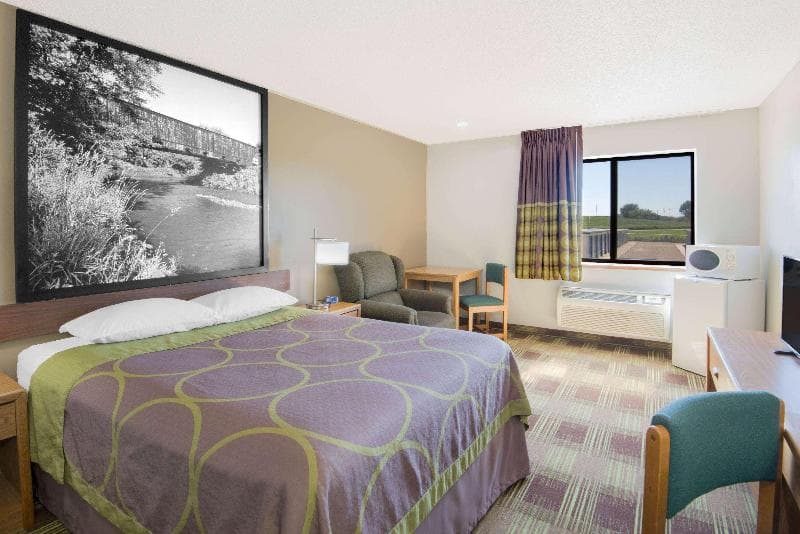 Super 8 By Wyndham Toledo image 2