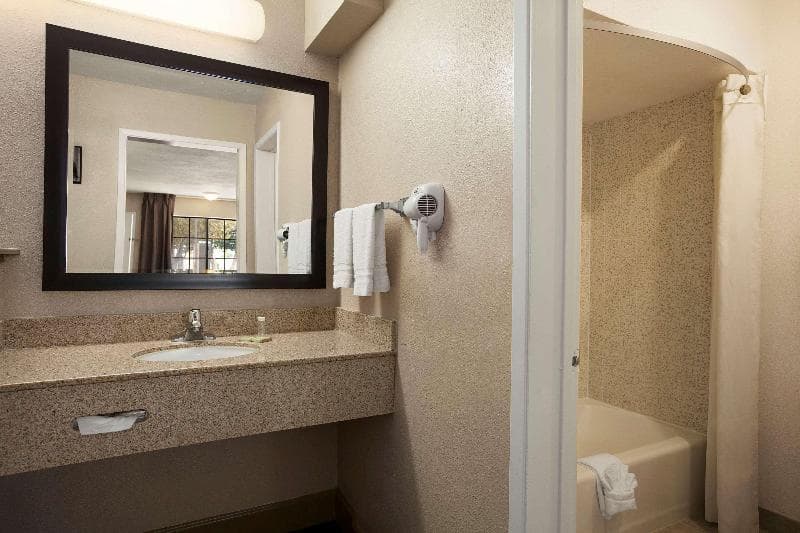 Super 8 by Wyndham Salinas image 1