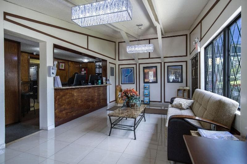 Spinnaker Inn of Naples - Main View