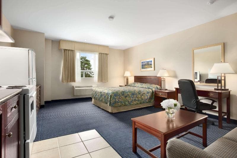 Travelodge By Wyndham Trenton image 1