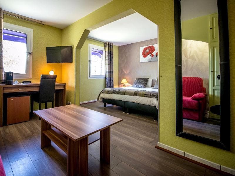 Carline Hotel image 2