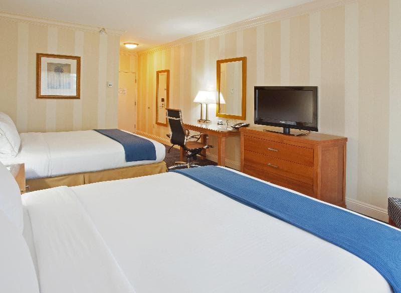 Holiday Inn Express & Suites Santa Cruz image 2