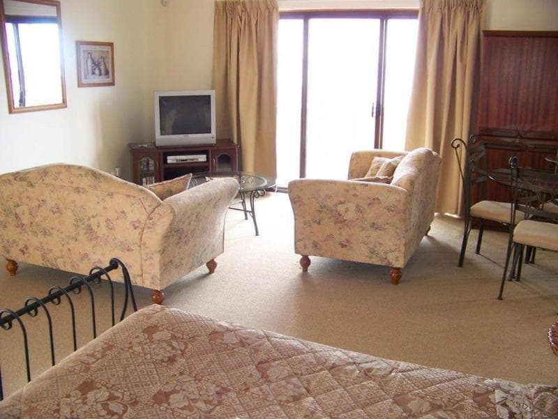 Anchorage Seafront Hotel image 1