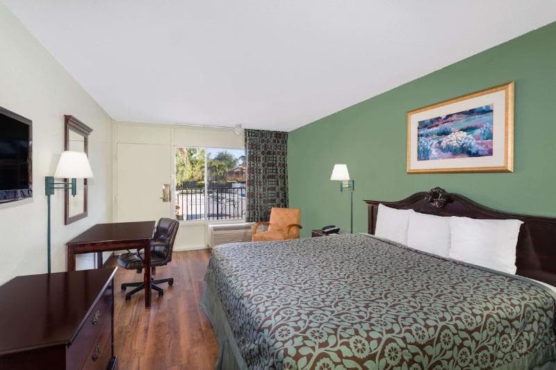 Travelodge By Wyndham Fort Myers North image 2
