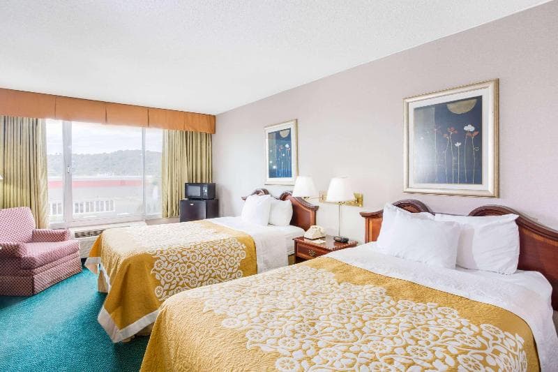 Days Inn by Wyndham Cambridge image 1