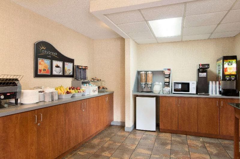 Days Inn By Wyndham Niagara Falls Near The Falls image 1