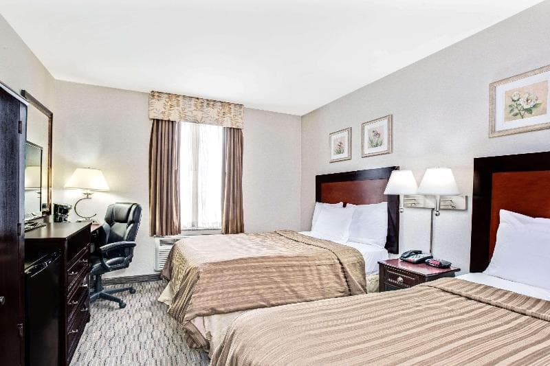 Days Inn by Wyndham Long Island City image 1