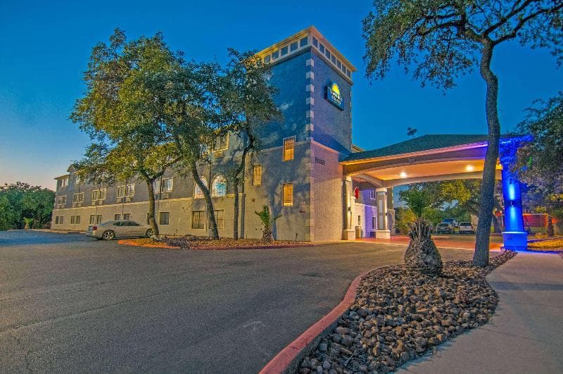Days Inn Suites by Wyndham San Antonio N/Stone Oak image 2