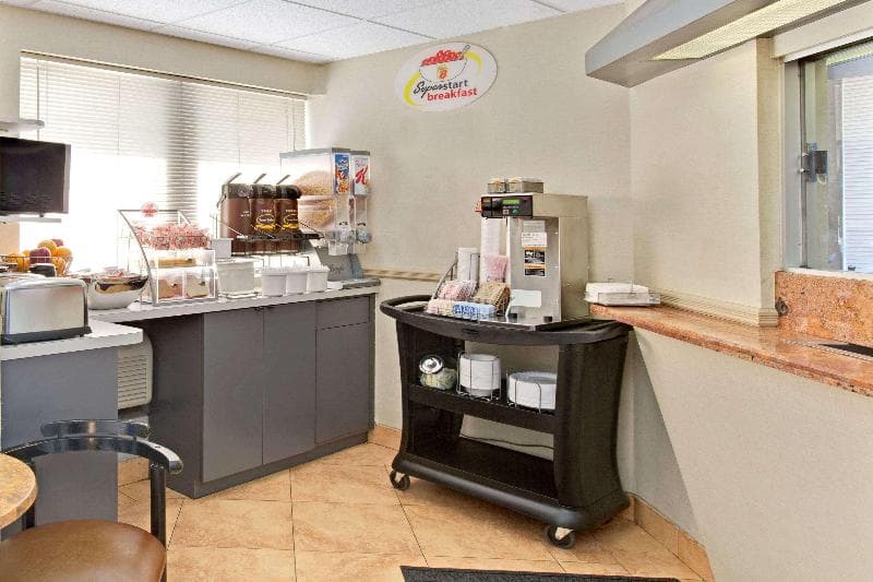 Super 8 by Wyndham Long Island City LGA Hotel image 1