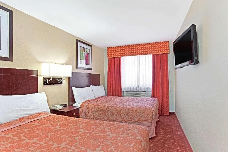 Super 8 by Wyndham Long Island City LGA Hotel image 2
