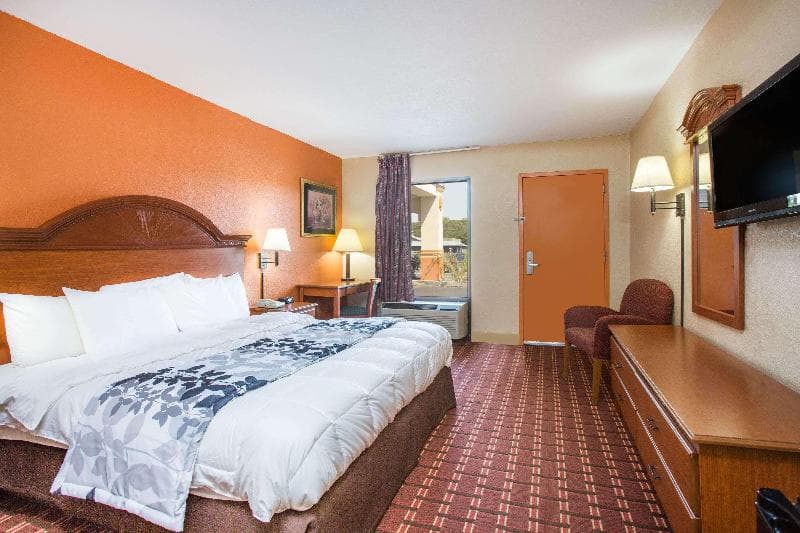 Days Inn By Wyndham Athens, Tn image 1
