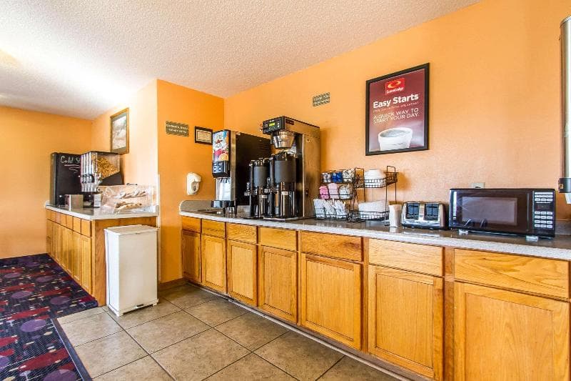 Econo Lodge & Suites image 2